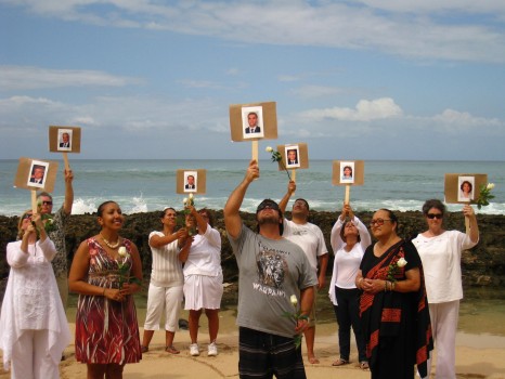 روز شنبه اعضای جامعه بهائی هاوائی با تجمع در کنار ساحل و با در دست داشتن تصاویر هفت مدیر زندانی بهائی، نسبت به آنان ادای احترام کردند.