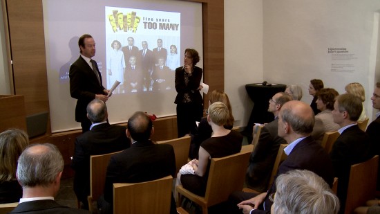 سمت چپ: گیلز پلاگ، مدیر بخش آفریقای شمالی و خاورمیانۀ وزارت امور خارجۀ هلند، در مراسم کمپین پنج سال بیدادگری، در موزۀ معروف «پریزن گیت» شهر لاهه، ۲۴ اردیبهشت (۱۴ مه)