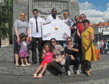 به مناسبت کمپین «پنج سال بیدادگری»، اعضای جامعه بهایی اسلوونی در میدان پریسرن (Prešeren Square ) در لیوبلیانا گرد هم آمدند