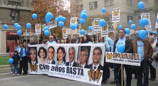 شرکت کنندگان در «کمپین پنج سال بی دادگری» در شیلی، در مقابل کاخ دولت در سانتیاگو به مدت یک ساعت تجمع سکوت برگزار کردند