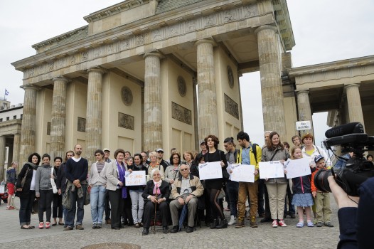 شرکت کنندگان «کمپین پنج سال بیدادگری» در محل دروازه براندنبورگ  برلین، روز شنبه 