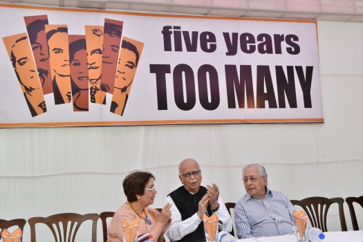ال کی ادوانی، رئیس حزب پارلمانی بی جی پی (وسط) (BJP Parliamentary Party )، سولی سورابجی، دادستان کل سابق هند، (سمت راست)، و خانم زینا سورابجی (سمت چپ) در مراسم «کمپین پنج سال بیدادگری» در دهلی نو