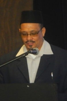 شیخ احمد صدیق، عضو اجرایی شورای قضایی مسلمانان آفریقای جنوبی در حال سخنرانی در ژوهانسبورگ.