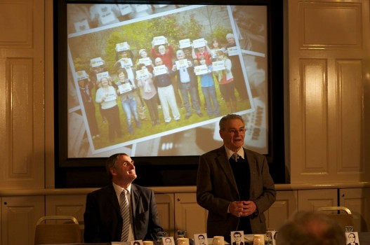 ایستاده سمت راست، فعال حقوق بشر، تامی ریچنتال، در حال سخنرانی در مراسم کمپین پنج سال بیدادگری در ایرلند. سمت چپ، برندان مک نامارا، از اعضای جامعه بهائی ایرلند