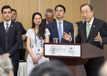 Introduced by youth co-chairs Juan Pablo Celis (far left) and Saphira Rameshfar (center), UN Secretary-General Ban Ki-Moon (right) delivers remarks to the youth caucus on 30 May 2016. 