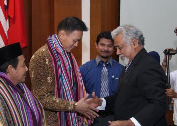 A warm embrace between Mr. Xanana and Mr. Chong