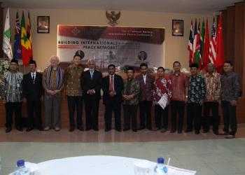 Group photo of speakers, guests and organizing committee
